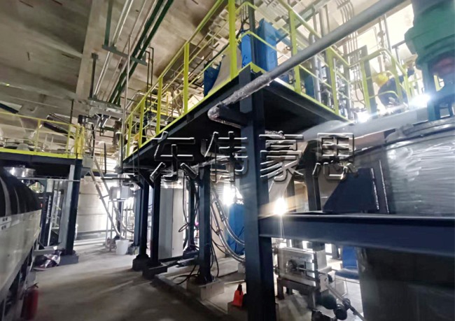 電池原料管鏈式輸送機，管鏈提升機使用現(xiàn)場