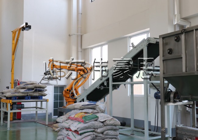 化工原料全自動破袋機(jī)，機(jī)器人自動拆垛拆包機(jī)