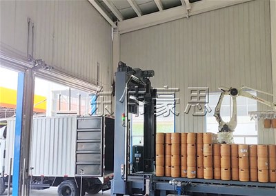 一機(jī)多用推進(jìn)式自動(dòng)裝車機(jī)，啤酒桶全自動(dòng)裝車機(jī)工作現(xiàn)場(chǎng)