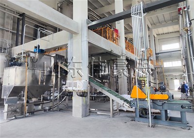 結(jié)塊料自動(dòng)拆包輸送線，片堿自動(dòng)破袋機(jī)工作現(xiàn)場